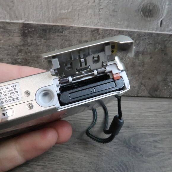 Olympus Stylus 5010 14MP 5x Zoom 4.7-23.5mm 1:2.8-6.5 - Picture 6 of 7